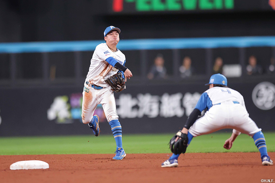 9回表、好守をみせる奈良間選手