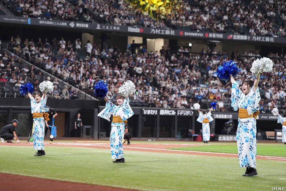 浴衣姿で登場したファイターズガール