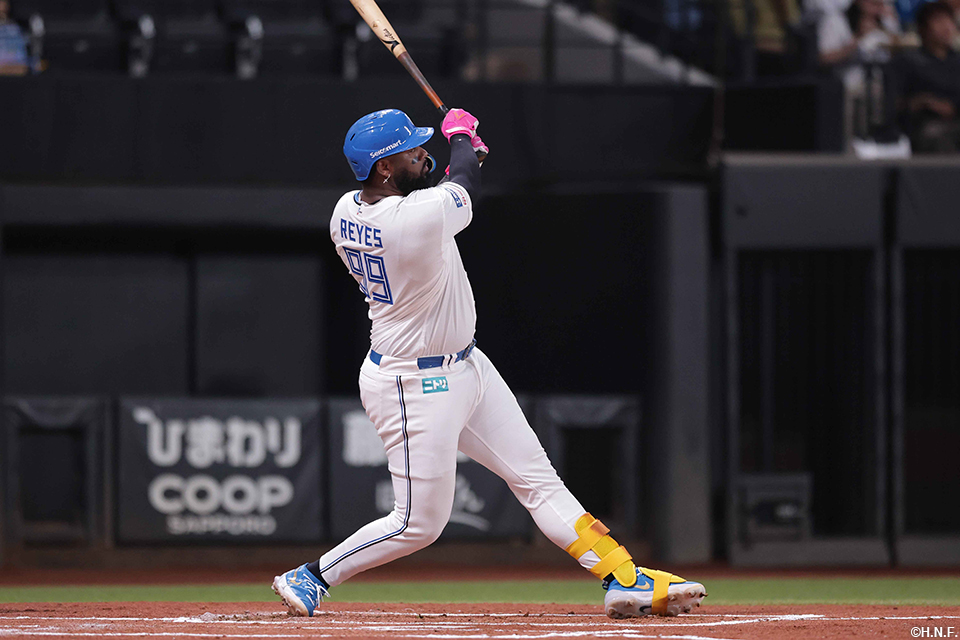 1回裏、同点の本塁打を放つレイエス選手01