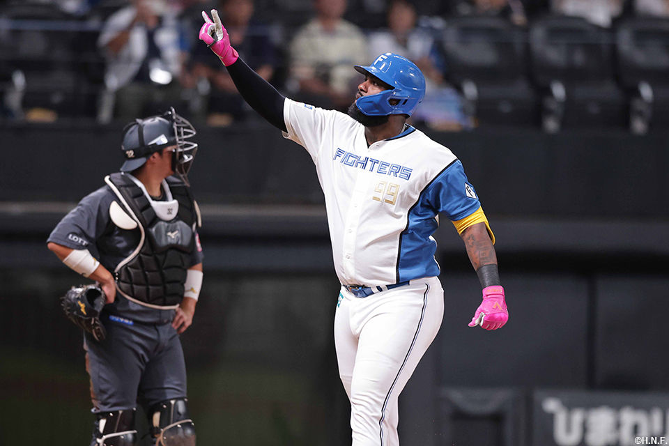 1回裏、同点の本塁打を放つレイエス選手03