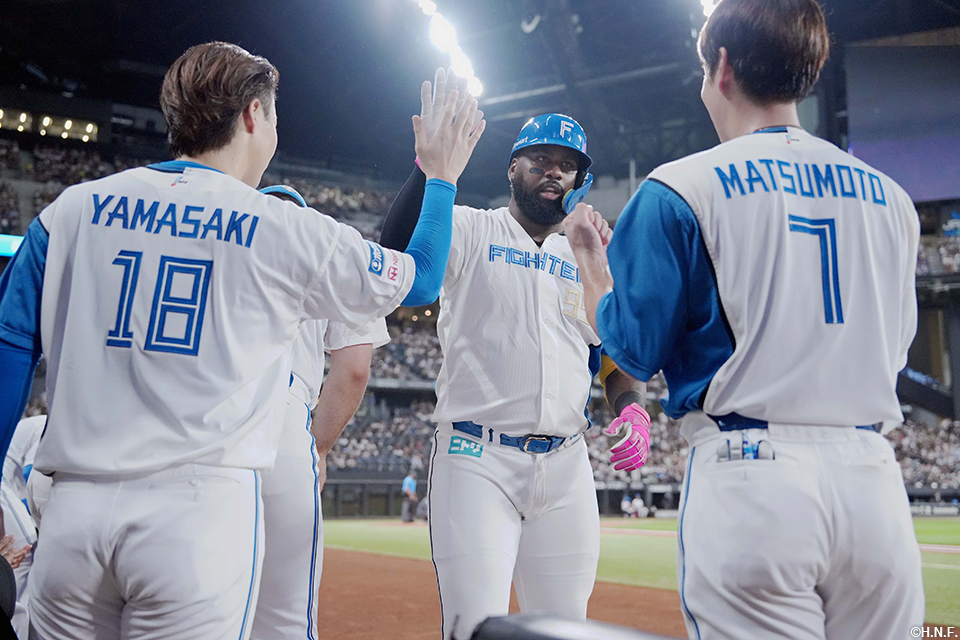 1回裏、同点の本塁打を放つレイエス選手04