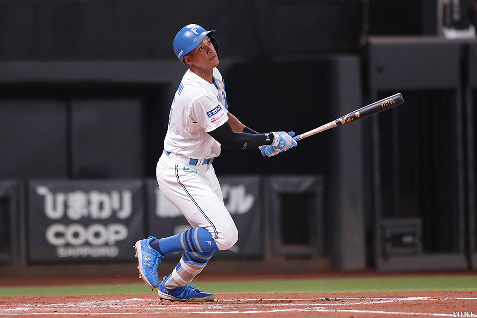 2回裏、二塁打を放つ万波選手01