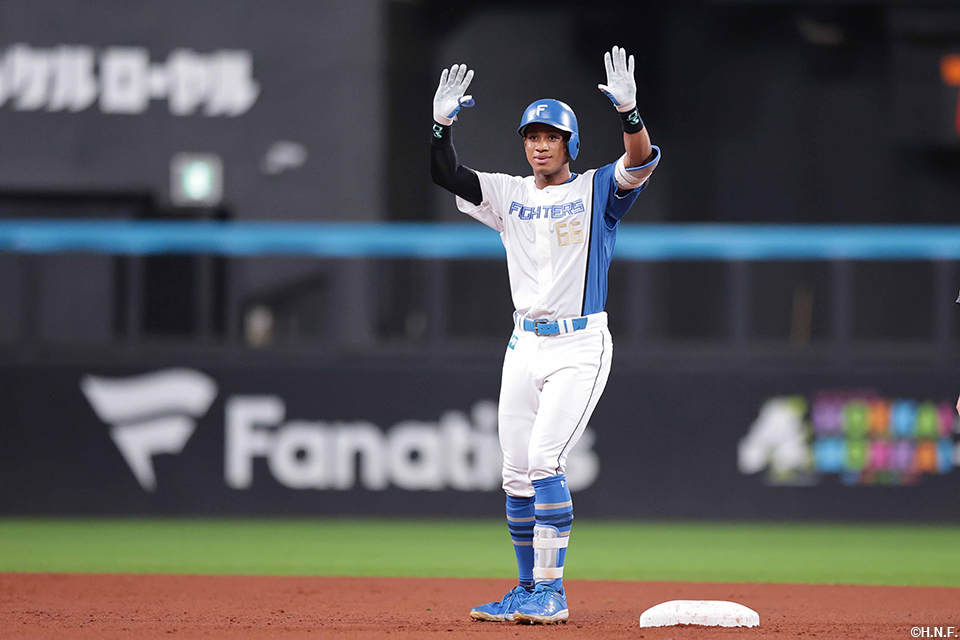 2回裏、二塁打を放つ万波選手02