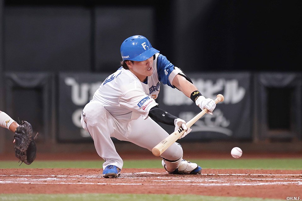 2回裏、スクイズを決める伏見選手