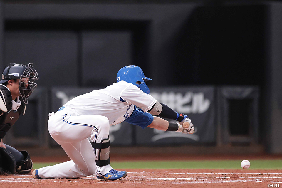 2回裏、スクイズを決める水野選手