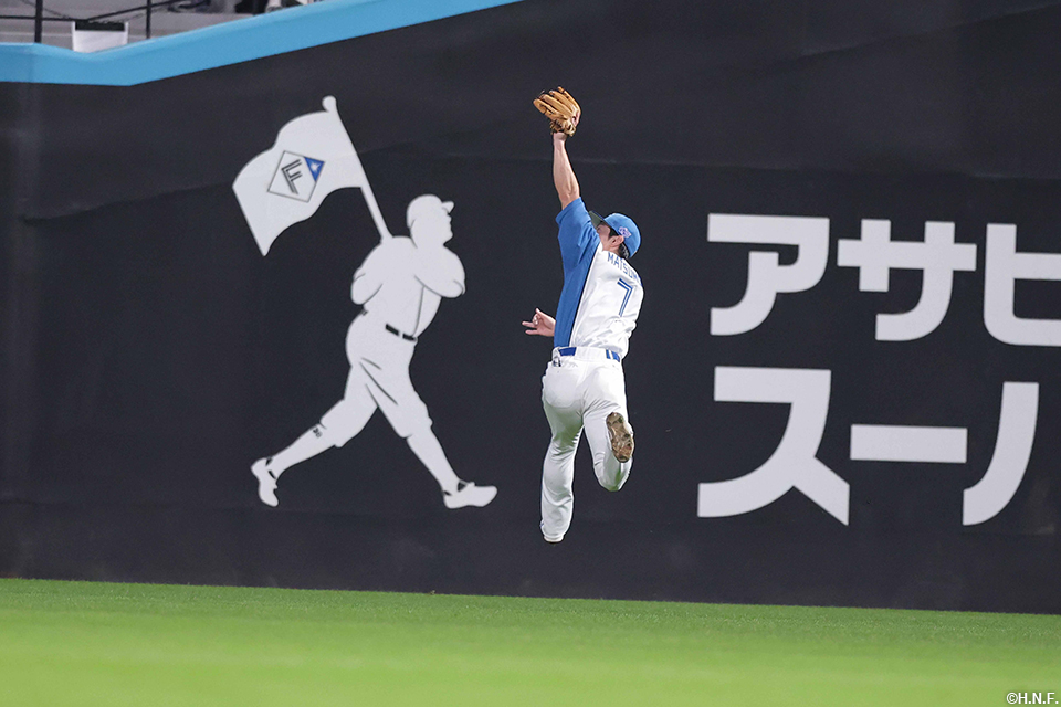 8回表、好守を見せる松本剛選手