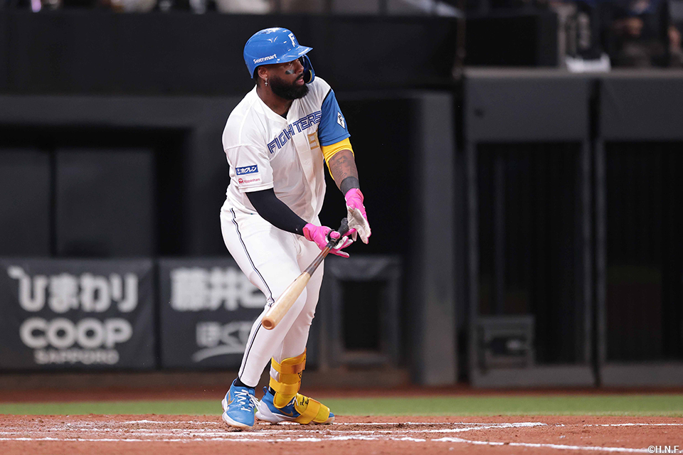 8回裏、センターへヒットを放つレイエス選手
