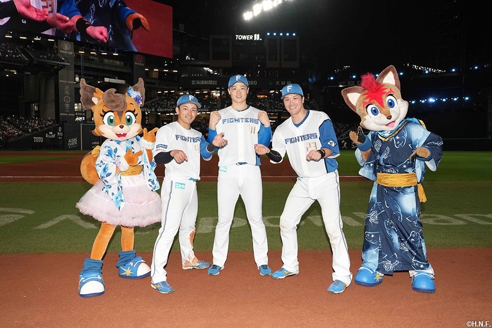 ヒーローの山﨑福投手と伏見選手、水野選手