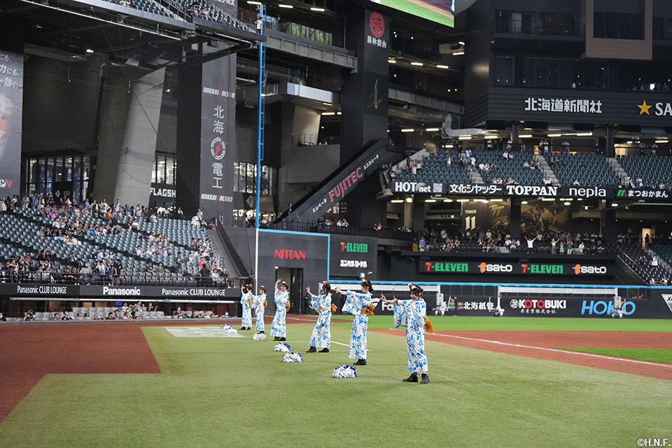 浴衣姿で登場したファイターズガール01