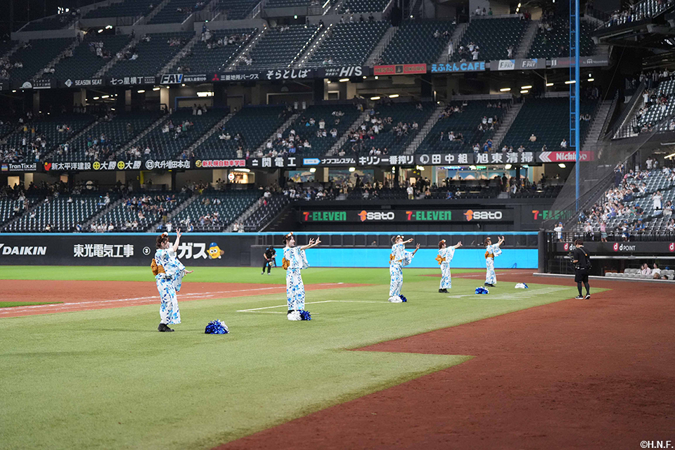 浴衣姿で登場したファイターズガール02