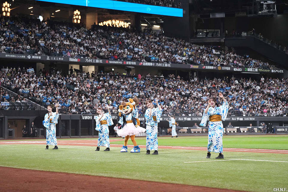 浴衣姿で登場したファイターズガール03