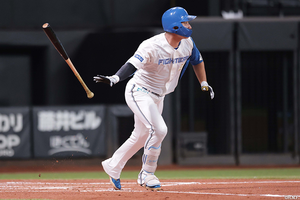 2回裏、内野安打を放つ淺間選手