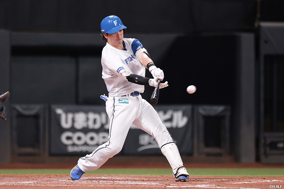 3回裏、センターへヒットを放つ伏見選手
