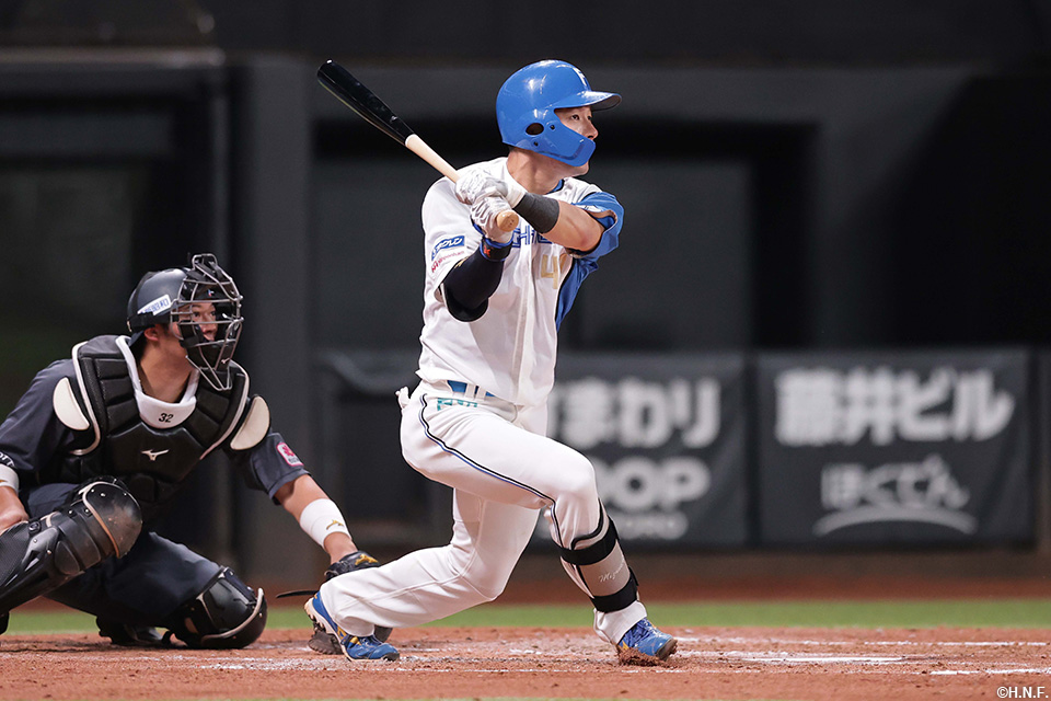 3回裏、先制の2ランを放つ水野選手01