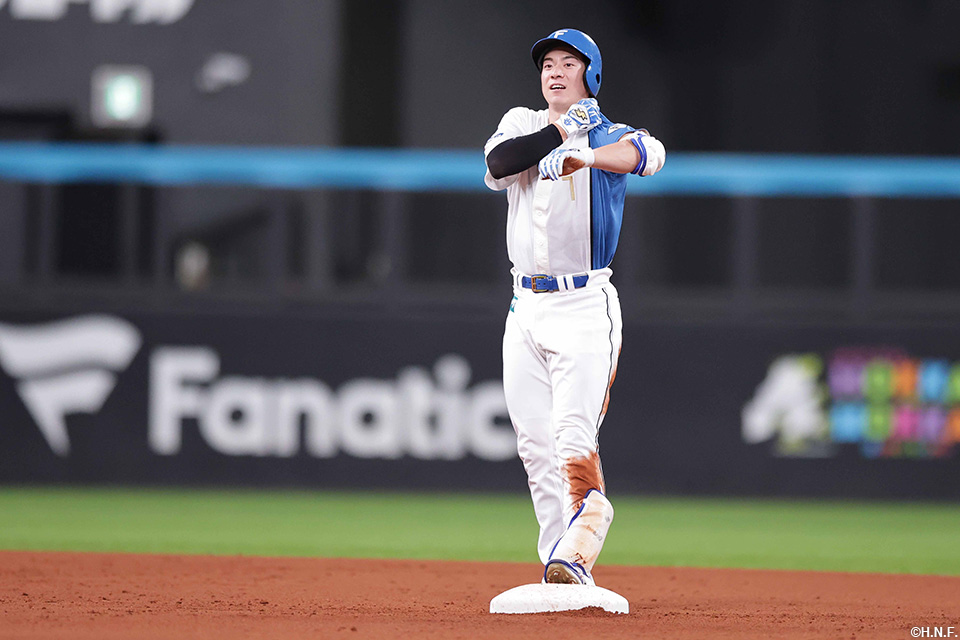 3回裏、二塁打を放った松本剛選手