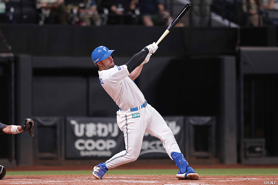 3回裏、適時打を放つマルティネス選手01