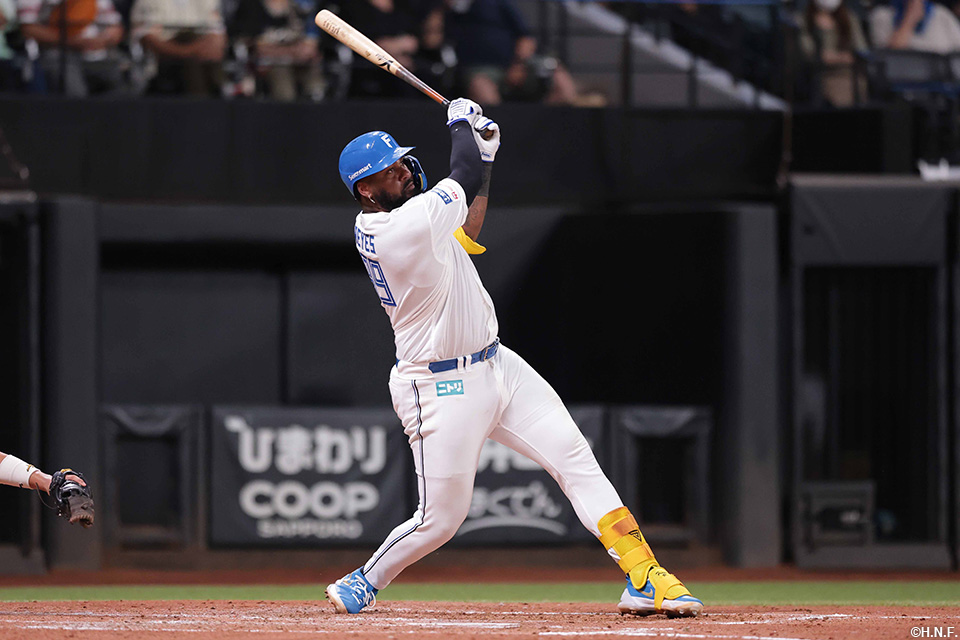 3回裏、ライトへ3ランを放つレイエス選手01