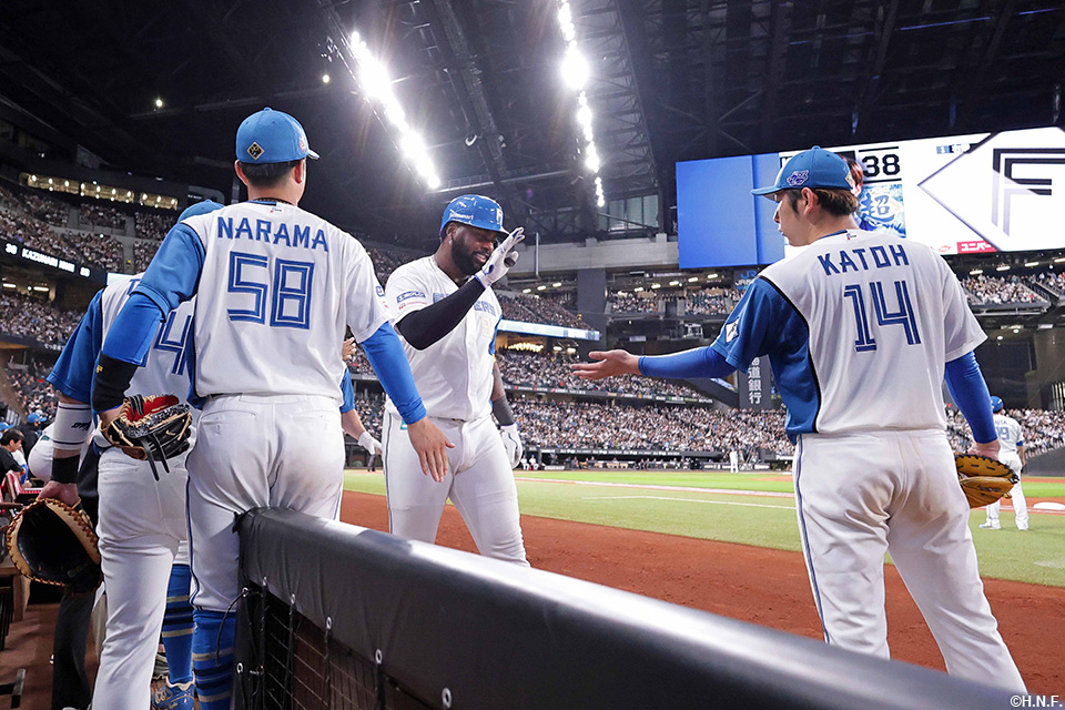 3回裏、ライトへ3ランを放つレイエス選手02