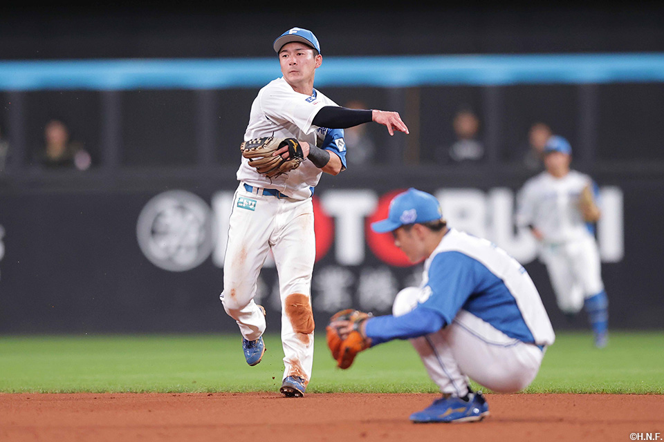 5回表、ショートゴロを捌く水野選手