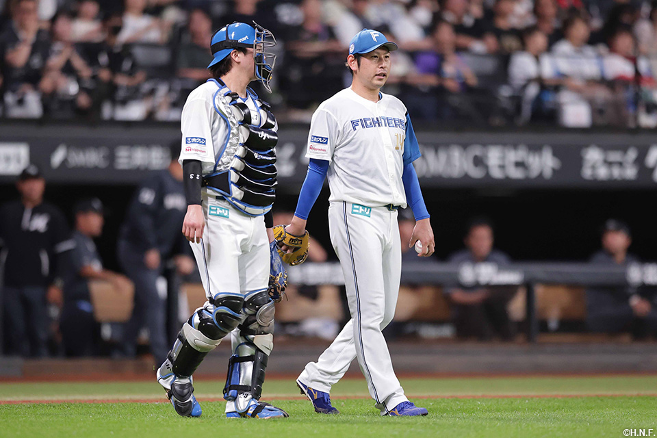 7回表、加藤貴投手と伏見選手のバッテリー