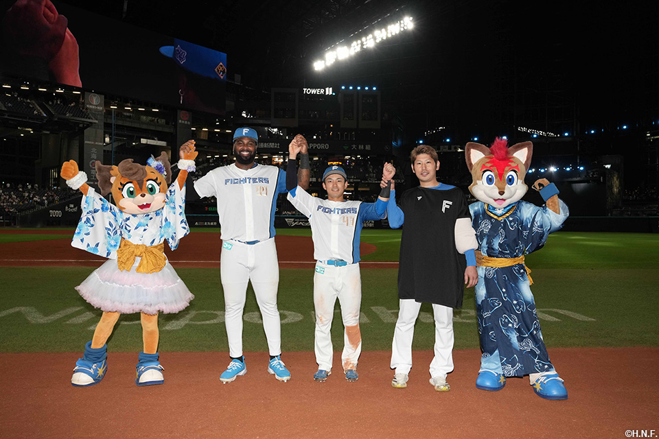 ヒーローのレイエス選手、水野選手、加藤貴投手