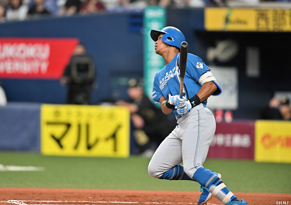 3回表、センターへヒットを放つ万波選手