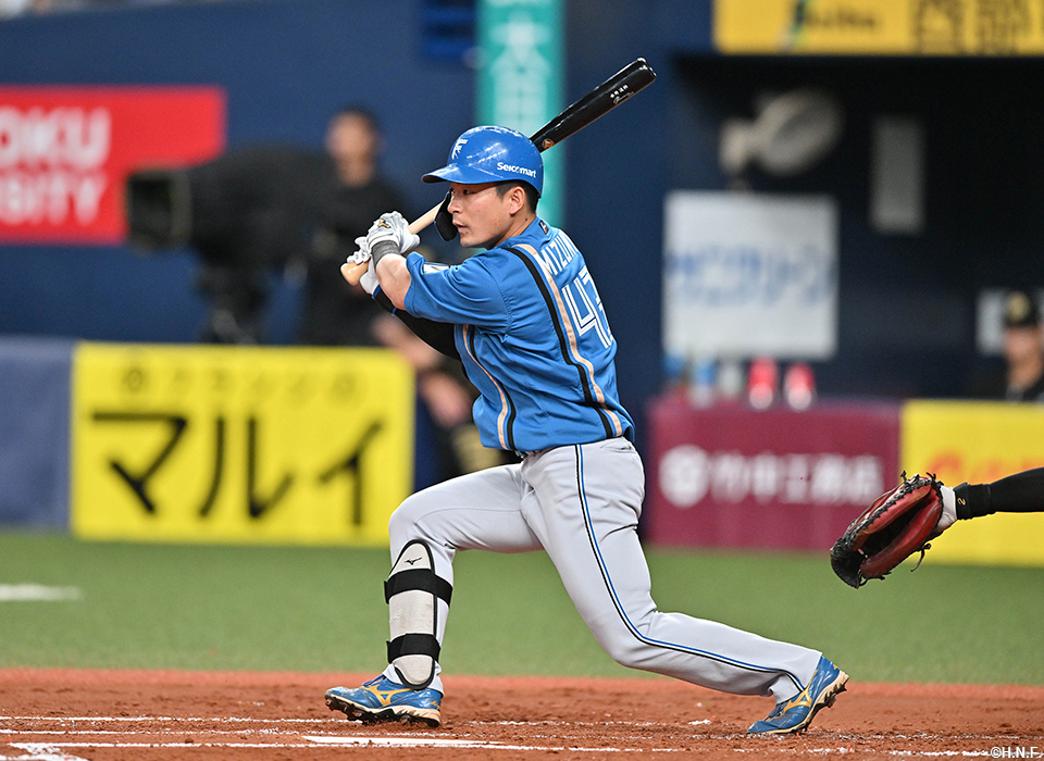 3回表、先制適時打を放つ水野選手