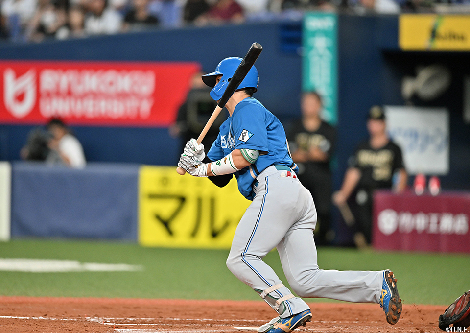 4回表、レフトへヒットを放つ郡司選手