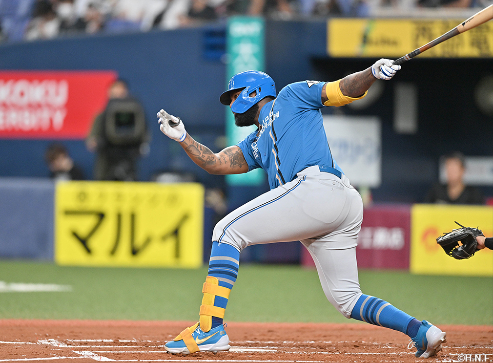 2回表、レフトへヒットを放つレイエス選手