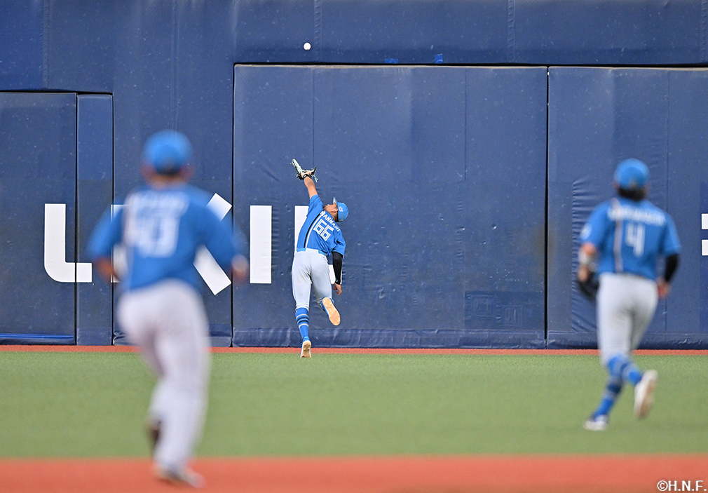 3回裏、好守をみせる万波選手