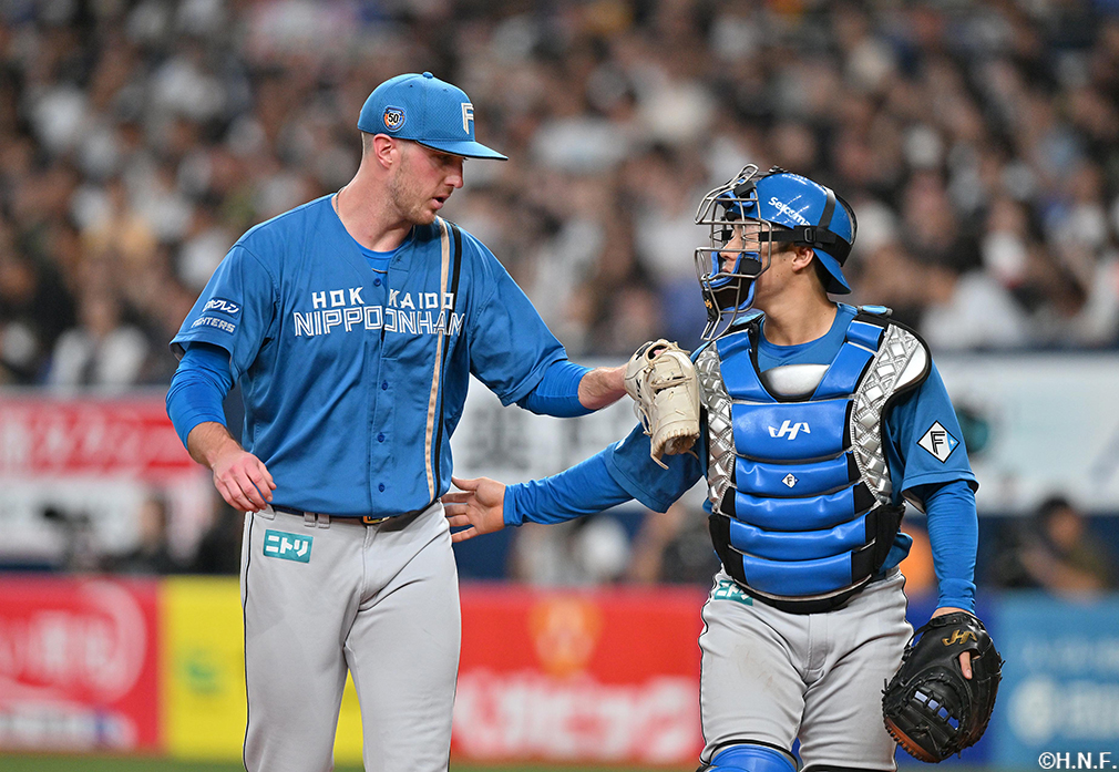 8回裏を抑えたマーフィー投手と梅林選手