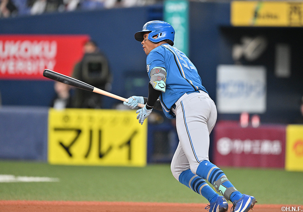 1回表、センターへヒットを放つ水谷選手01