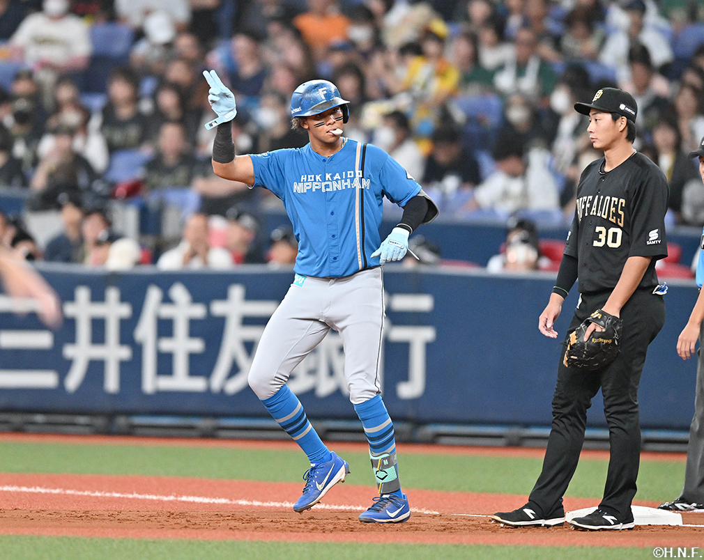 1回表、センターへヒットを放つ水谷選手02