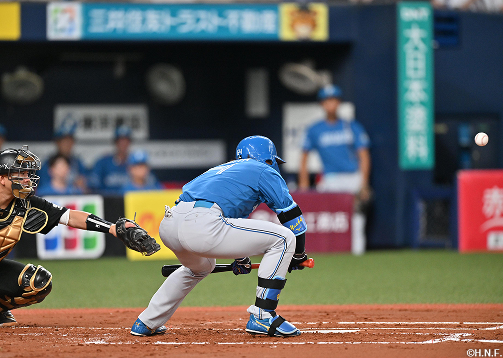 2回表、バントヒットで出塁する田宮選手