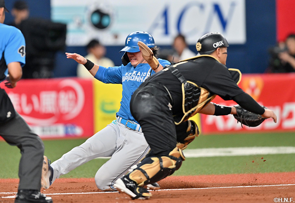 2回表、生還する上川畑選手