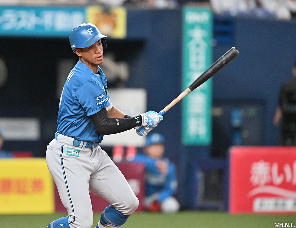 4回表、ライトへヒットを放つ万波選手