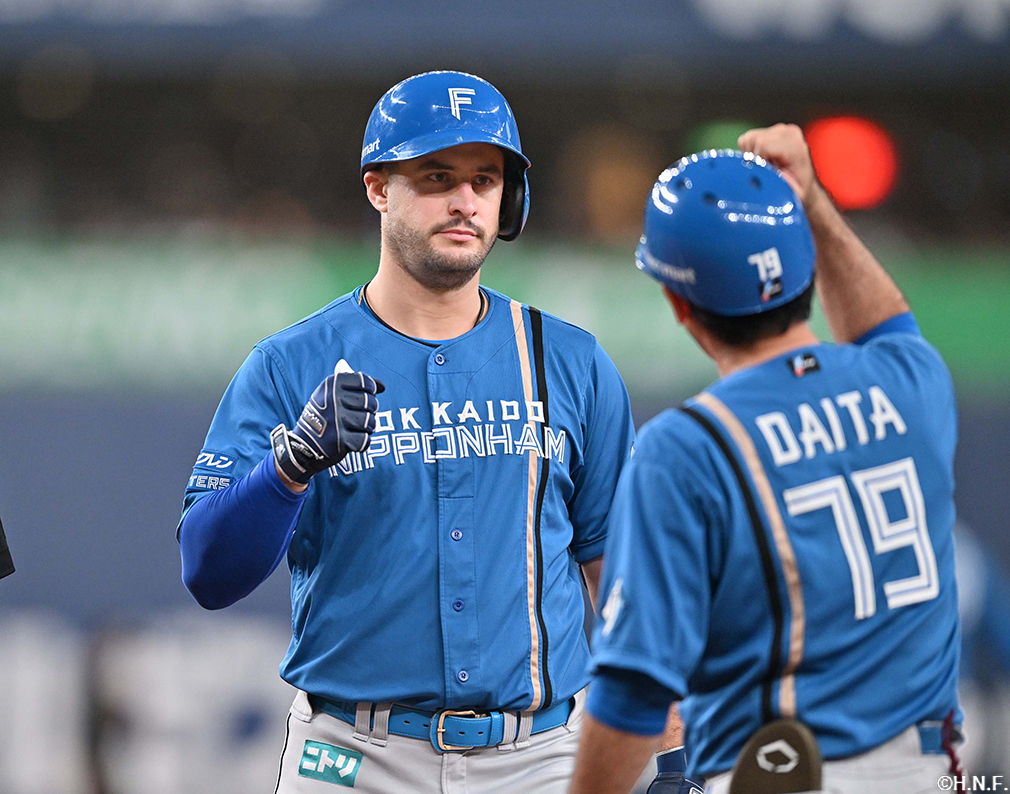 6回表、レフトへ適時打を放つマルティネス選手02