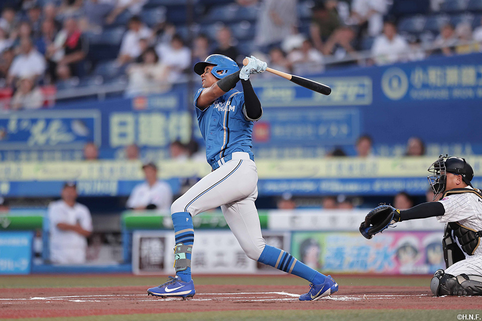 1回表、先頭打者本塁打を放つ水谷選手01