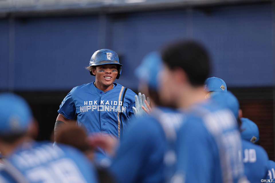 1回表、先頭打者本塁打を放つ水谷選手02