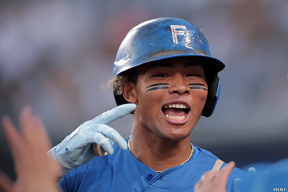 1回表、先頭打者本塁打を放つ水谷選手03