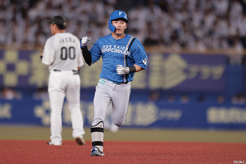 3回表、左中間へ本塁打を放つ水野選手02