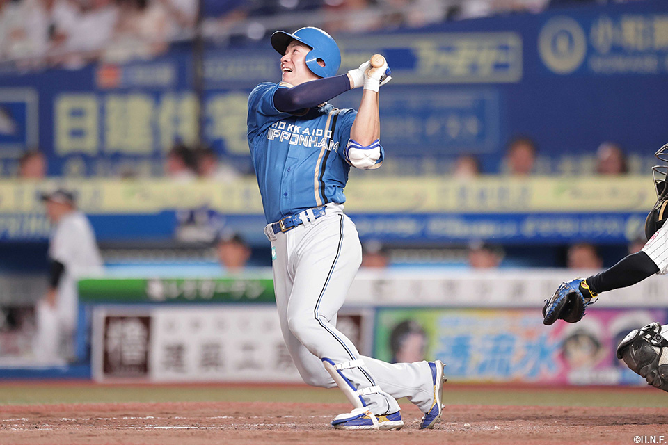 5回表、この試合3本目のヒットを放つ松本剛選手