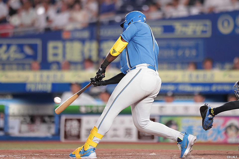 5回表、レフトへ適時二塁打を放つレイエス選手01