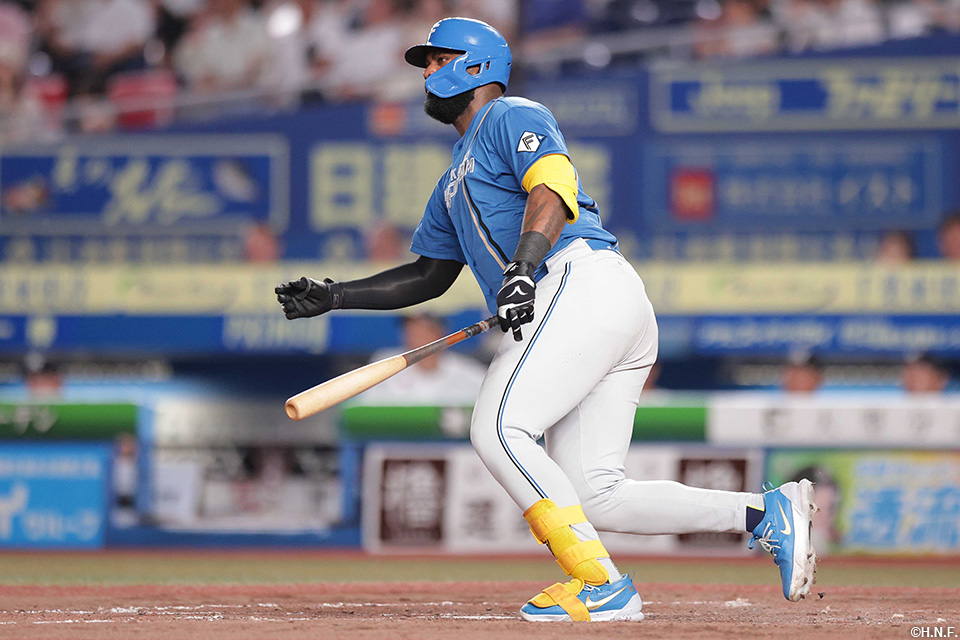 5回表、レフトへ適時二塁打を放つレイエス選手02