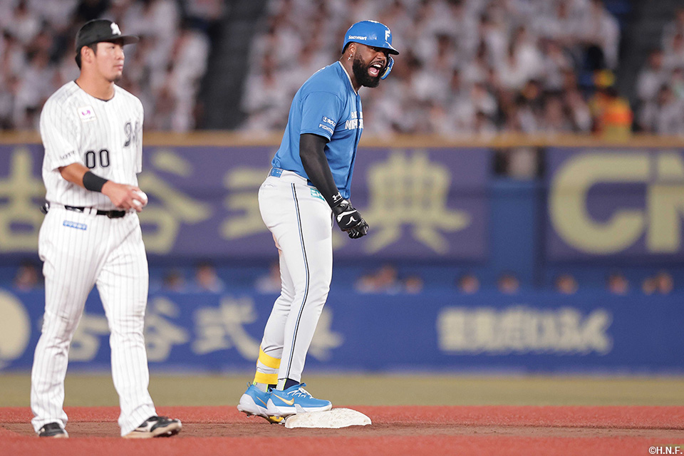 5回表、レフトへ適時二塁打を放つレイエス選手03