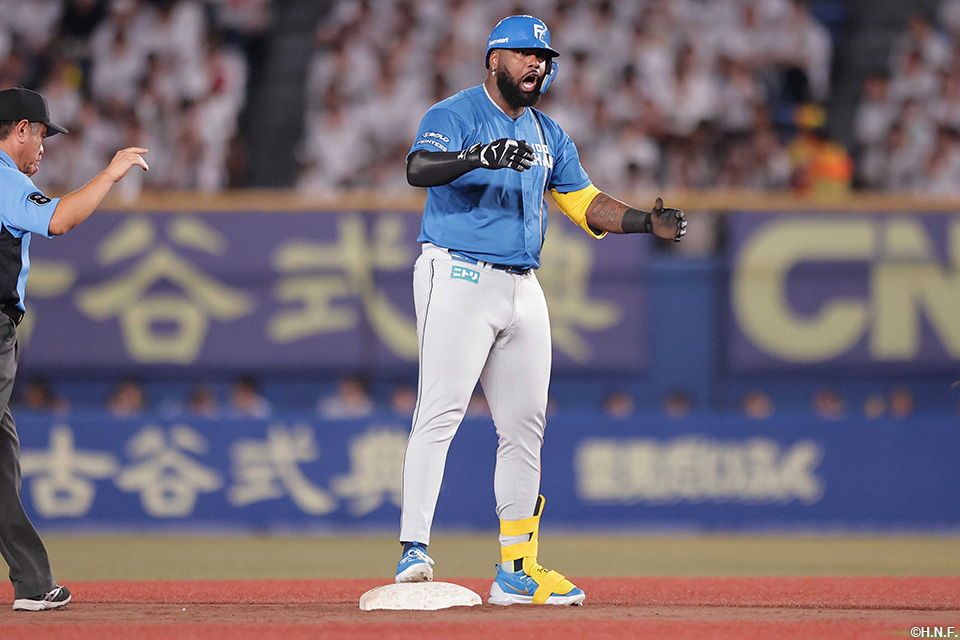 5回表、レフトへ適時二塁打を放つレイエス選手04