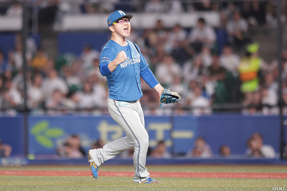 6回裏を抑えた生田目投手01