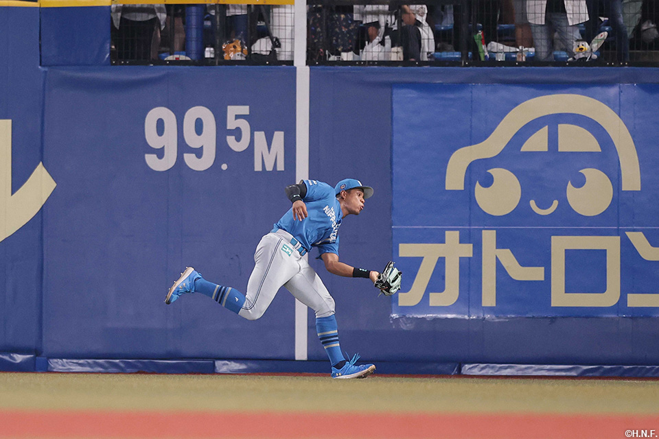 8回裏、ライト線の打球を好捕する万波選手
