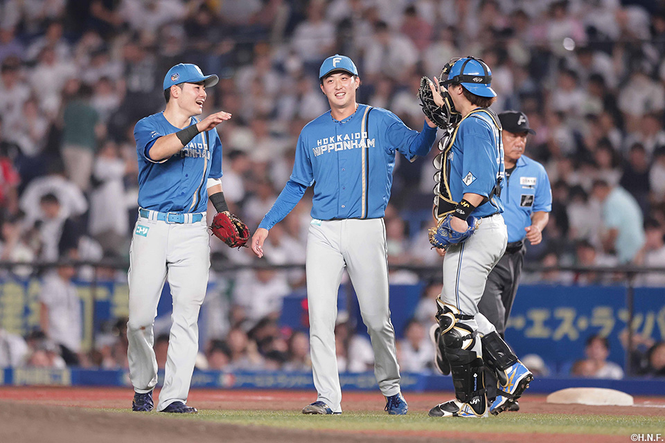 9回裏、柳川投手が抑えてゲームセット