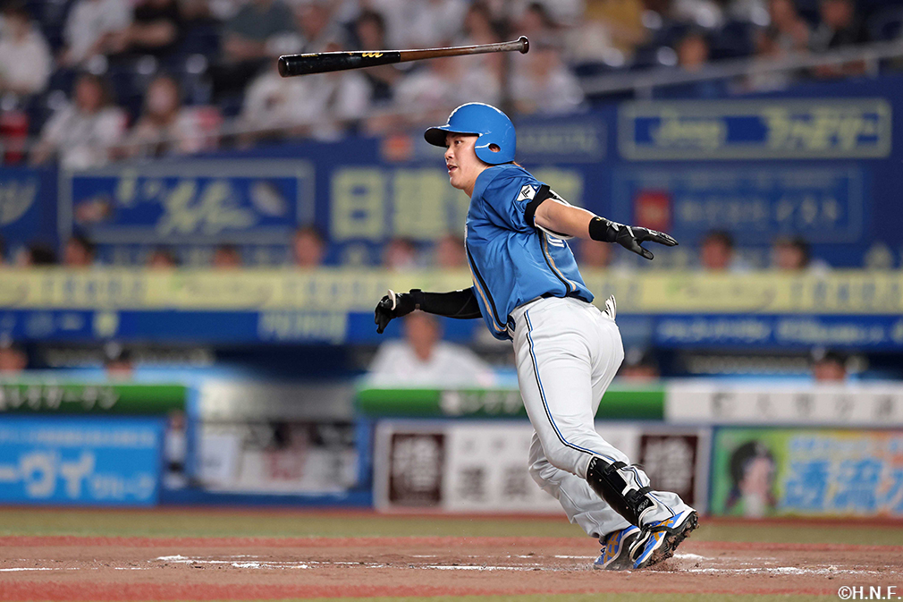 3回表、レフトへ二塁打を放つ伏見選手